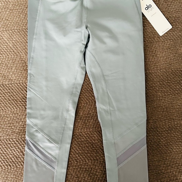 NWT Alo Elevate High Waisted Capri Leggings in Concrete, Size L - Picture 7 of 10